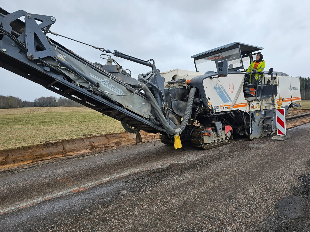 WIRTGEN W220 - Fraiseuse à froid: photos 1 WIRTGEN W220 - Fraiseuse à froid: photos 1