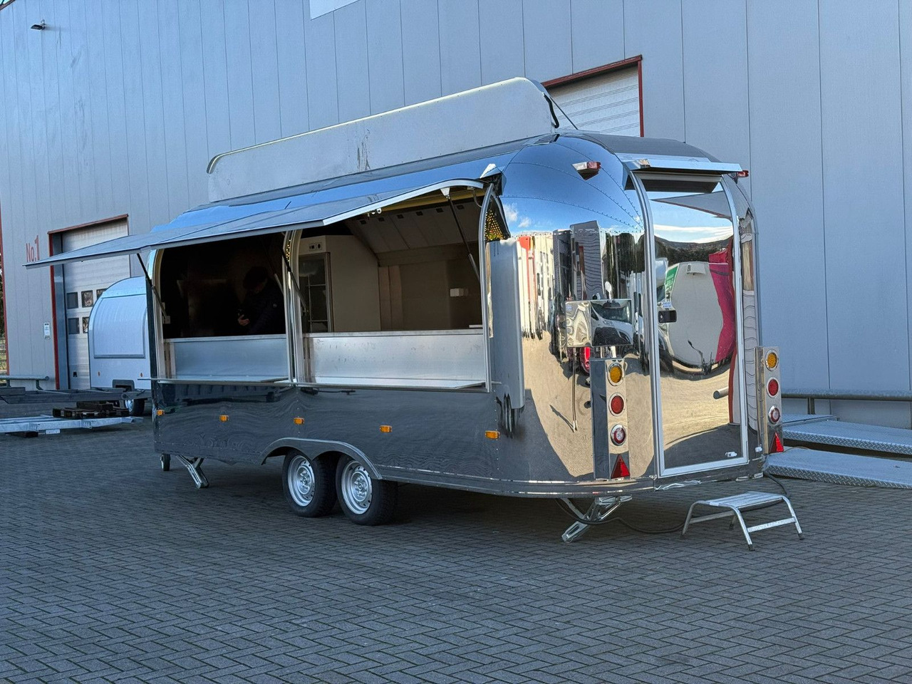 Esselmann Delistar Foodtruck 6000 ähn. Airstream - Remorque magasin: photos 3 Esselmann Delistar Foodtruck 6000 ähn. Airstream - Remorque magasin: photos 3