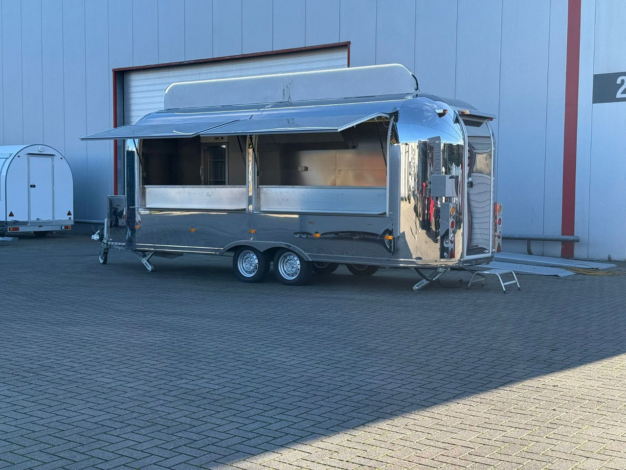 Esselmann Delistar Foodtruck 6000 ähn. Airstream - Remorque magasin: photos 1 Esselmann Delistar Foodtruck 6000 ähn. Airstream - Remorque magasin: photos 1