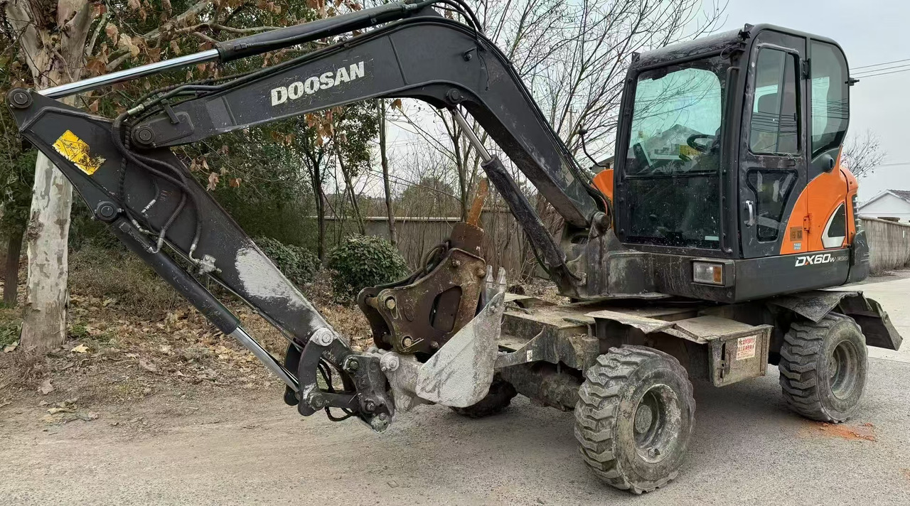 Doosan DX60 - Pelle sur pneus: photos 1 Doosan DX60 - Pelle sur pneus: photos 1