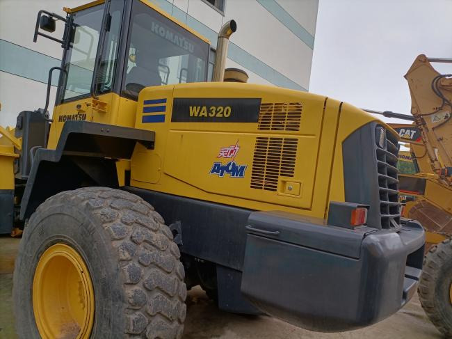 Komatsu WA320 - Chargeuse sur pneus: photos 3 Komatsu WA320 - Chargeuse sur pneus: photos 3