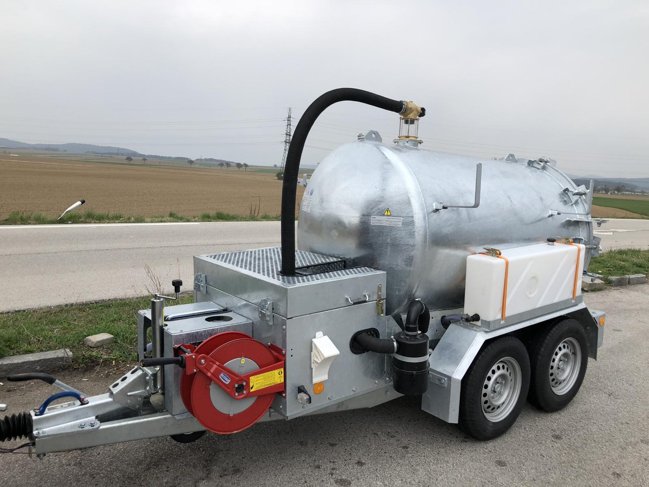 Vacuum system1500l / M-Vac 2000 - Camion hydrocureur: photos 1 Vacuum system1500l / M-Vac 2000 - Camion hydrocureur: photos 1