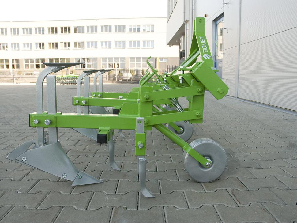 Bomet Jäthacke-Häufler / Hoe ridger / Butteuse / Rincalzatore assolcatore / Полольник-окучник / Obsypnik - Outils du sol: photos 3 Bomet Jäthacke-Häufler / Hoe ridger / Butteuse / Rincalzatore assolcatore / Полольник-окучник / Obsypnik - Outils du sol: photos 3