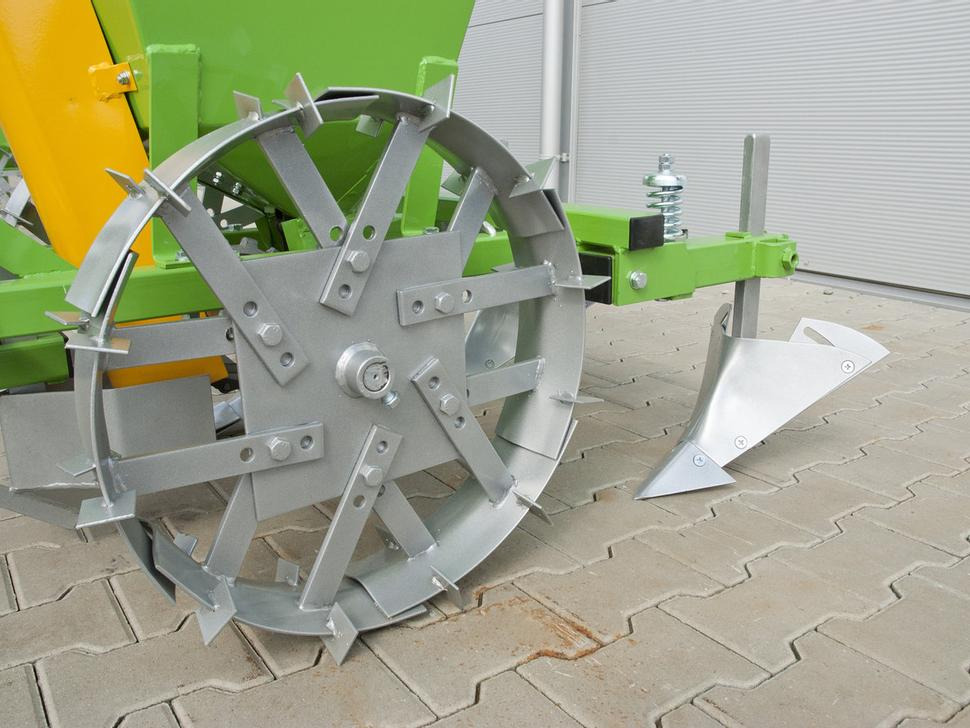 Bomet Kartoffelpflanzmaschine / Potato planter / Planteuse de pomme de terre / Piantapatate / Sadzarka ziemniaków - Planteuse de pommes de terre: photos 4 Bomet Kartoffelpflanzmaschine / Potato planter / Planteuse de pomme de terre / Piantapatate / Sadzarka ziemniaków - Planteuse de pommes de terre: photos 4