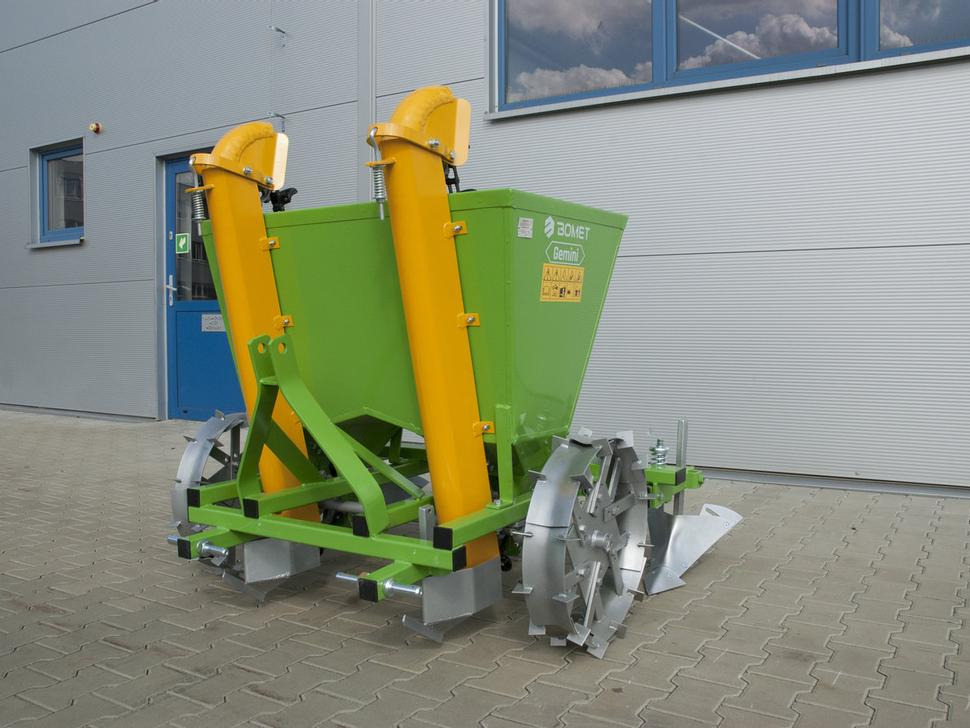 Bomet Kartoffelpflanzmaschine / Potato planter / Planteuse de pomme de terre / Piantapatate / Sadzarka ziemniaków - Planteuse de pommes de terre: photos 1 Bomet Kartoffelpflanzmaschine / Potato planter / Planteuse de pomme de terre / Piantapatate / Sadzarka ziemniaków - Planteuse de pommes de terre: photos 1