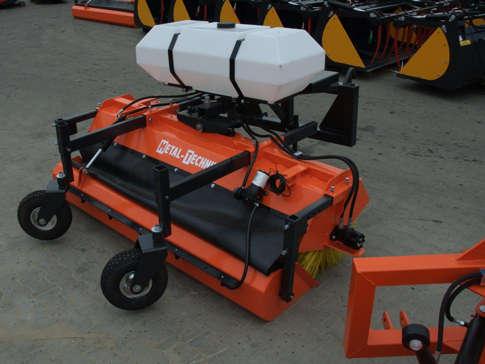METAL-TECHNIK Kehrmaschine / Sweeper / Balayeuse / Spazzolatrice / Подметательно-уборочная машина / Zamiatarka 2 m - Brosse pour Chargeur frontal pour tracteur: photos 4 METAL-TECHNIK Kehrmaschine / Sweeper / Balayeuse / Spazzolatrice / Подметательно-уборочная машина / Zamiatarka 2 m - Brosse pour Chargeur frontal pour tracteur: photos 4