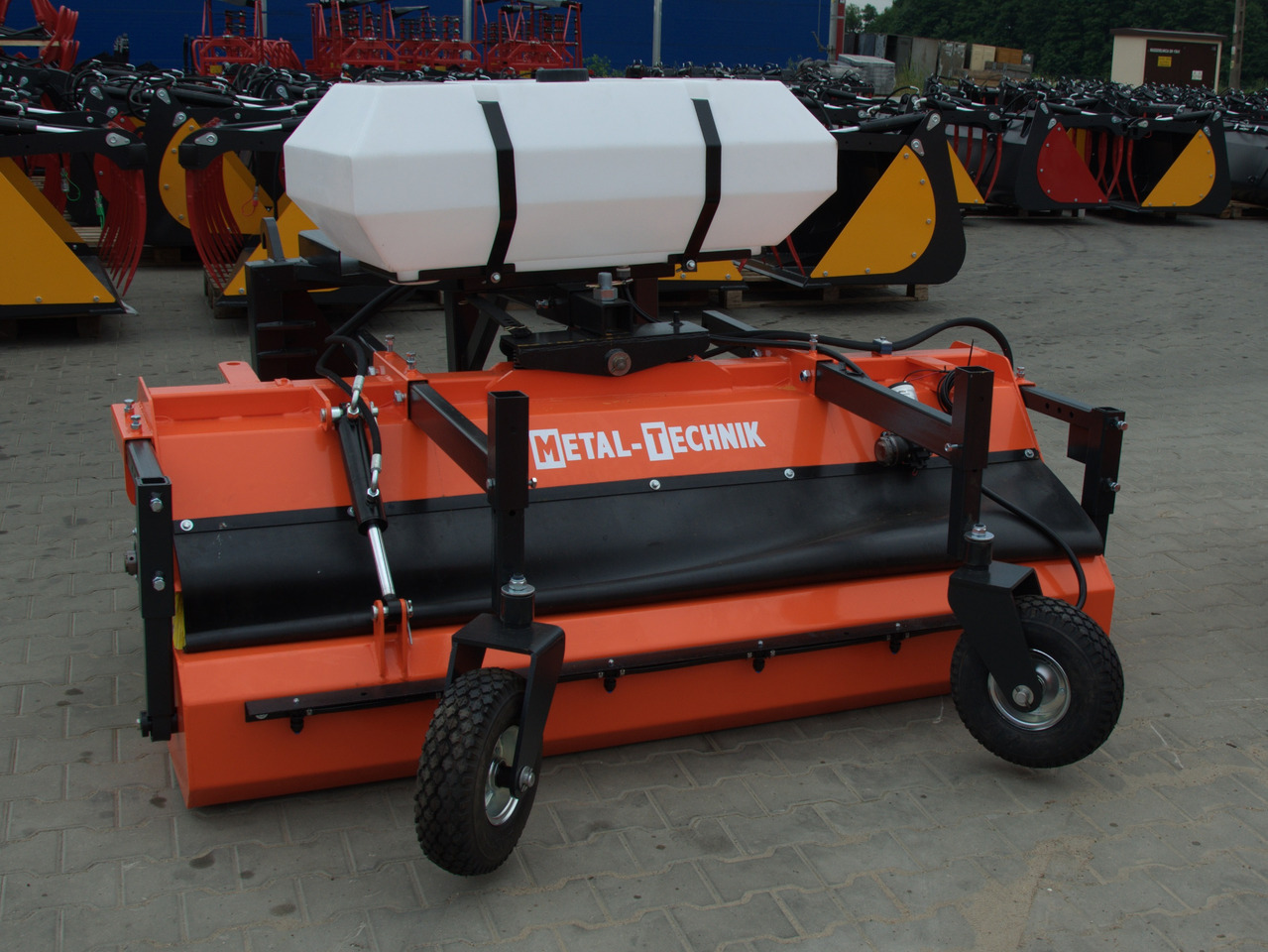 METAL-TECHNIK Kehrmaschine / Sweeper / Balayeuse / Spazzolatrice / Подметательно-уборочная машина / Zamiatarka 2 m - Brosse pour Chargeur frontal pour tracteur: photos 1 METAL-TECHNIK Kehrmaschine / Sweeper / Balayeuse / Spazzolatrice / Подметательно-уборочная машина / Zamiatarka 2 m - Brosse pour Chargeur frontal pour tracteur: photos 1