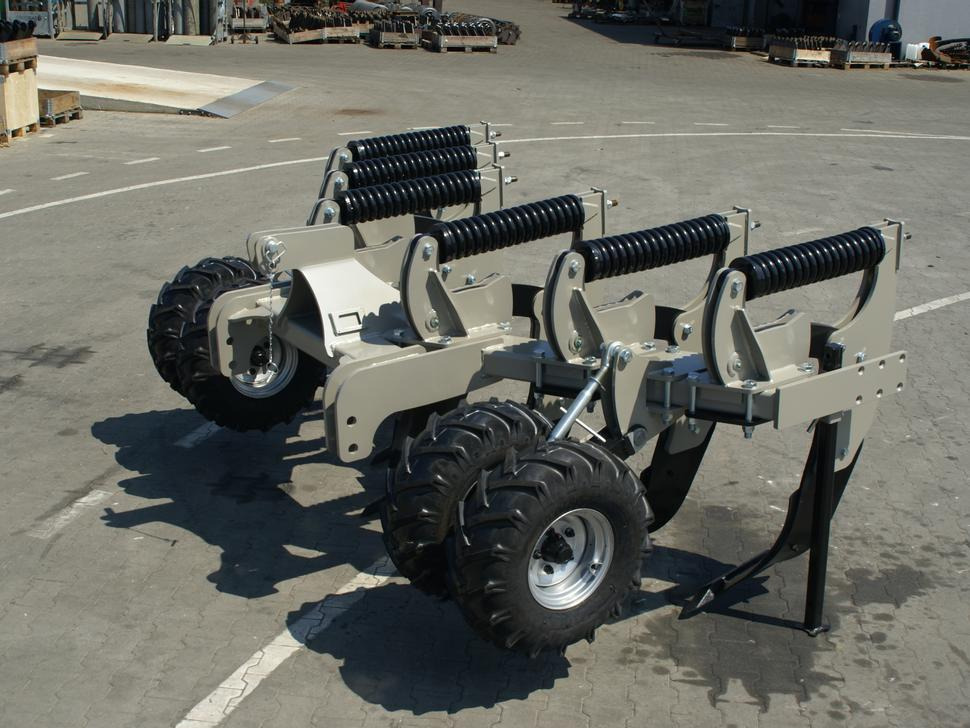 ROLEX Tiefenlockerer / Subsoiler / Décompacteur / Dissodatori / Subsolador / Глубокорыхлитель / Głębosz typ V 3 m - Décompacteur: photos 2 ROLEX Tiefenlockerer / Subsoiler / Décompacteur / Dissodatori / Subsolador / Глубокорыхлитель / Głębosz typ V 3 m - Décompacteur: photos 2