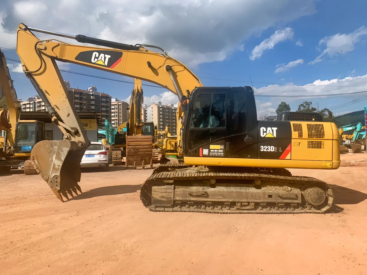 CATERPILLAR 323D2L - Pelle sur chenille: photos 1 CATERPILLAR 323D2L - Pelle sur chenille: photos 1