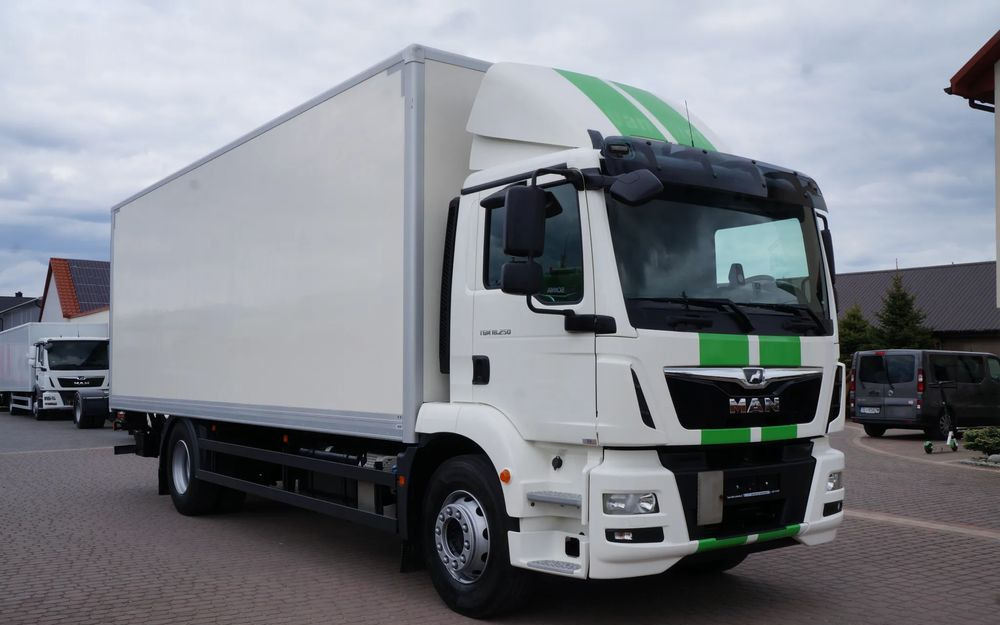 MAN TGM 18.250 / 18.290 EURO 6 KONTENER 19 PALET ŁAD. 9800 KG WINDA - Camion fourgon: photos 1 MAN TGM 18.250 / 18.290 EURO 6 KONTENER 19 PALET ŁAD. 9800 KG WINDA - Camion fourgon: photos 1