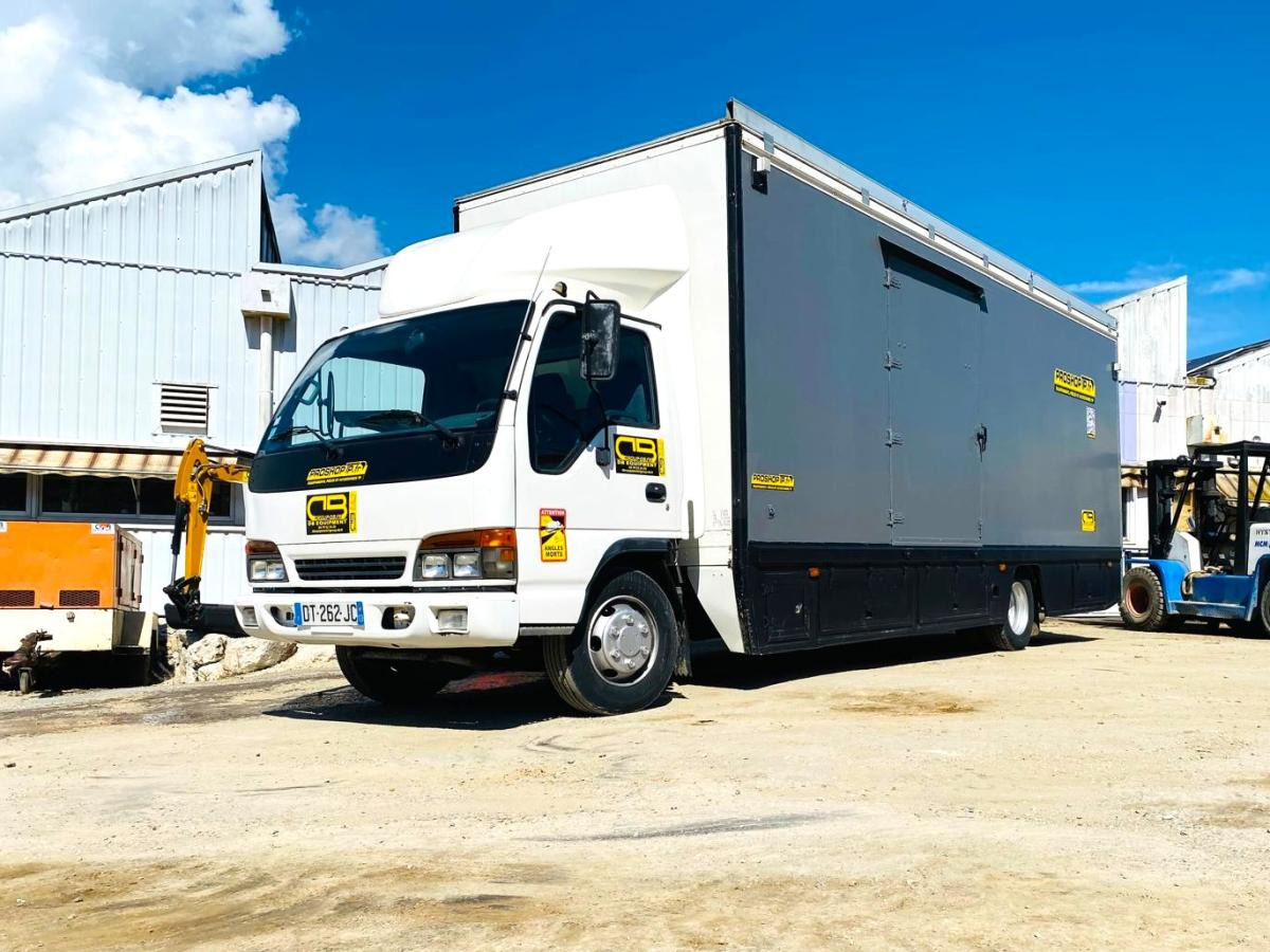 ISUZU Camion SÉRIE N AVEC 2 STRUCTURES CHAPITEAUX - Camion fourgon: photos 1 ISUZU Camion SÉRIE N AVEC 2 STRUCTURES CHAPITEAUX - Camion fourgon: photos 1