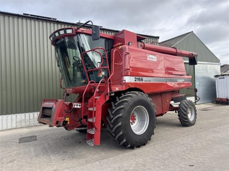 Case Axial-Flow Case Axial Flow 2166 c/w 1030 Header  - Accessoire de matériels de récolte: photos 1 Case Axial-Flow Case Axial Flow 2166 c/w 1030 Header  - Accessoire de matériels de récolte: photos 1