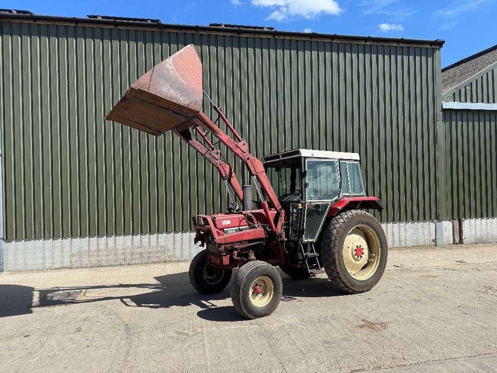 International 584 c/w International Loader - Tracteur agricole: photos 1 International 584 c/w International Loader - Tracteur agricole: photos 1