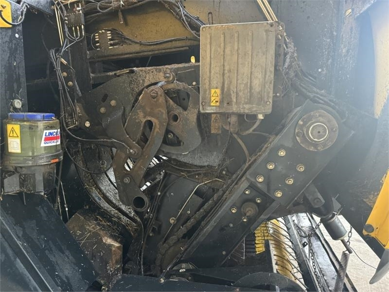 Presse à balles cubiques New Holland BB9060 Baler: photos 12 Presse à balles cubiques New Holland BB9060 Baler: photos 12