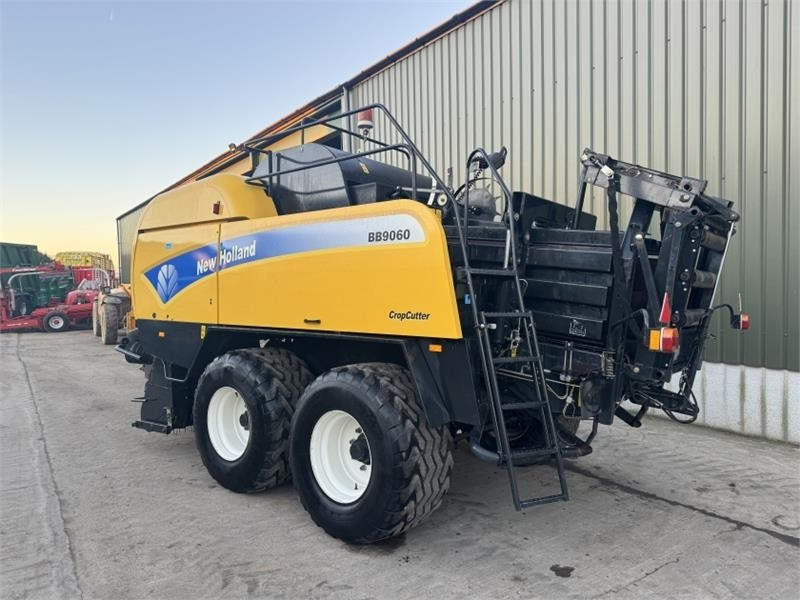 New Holland BB9060 Baler - Presse à balles cubiques: photos 2 New Holland BB9060 Baler - Presse à balles cubiques: photos 2