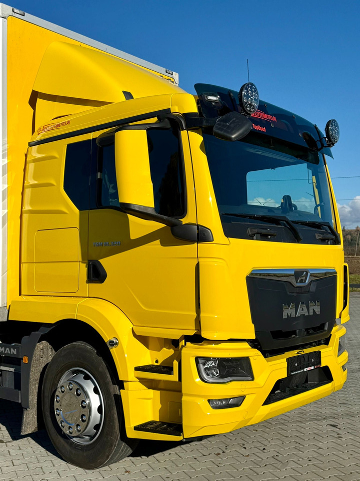 Camion isothermique MAN 18.320 / IZOTERMA / GRZANA / WINDA / 20 EUROPALET / AUTOMAT / 170 TYŚ KM / 2021 R / SYPIALKA / CAŁY NA PODUSZKACH / SPROWADZONY / JAK NOWY: photos 10 Camion isothermique MAN 18.320 / IZOTERMA / GRZANA / WINDA / 20 EUROPALET / AUTOMAT / 170 TYŚ KM / 2021 R / SYPIALKA / CAŁY NA PODUSZKACH / SPROWADZONY / JAK NOWY: photos 10