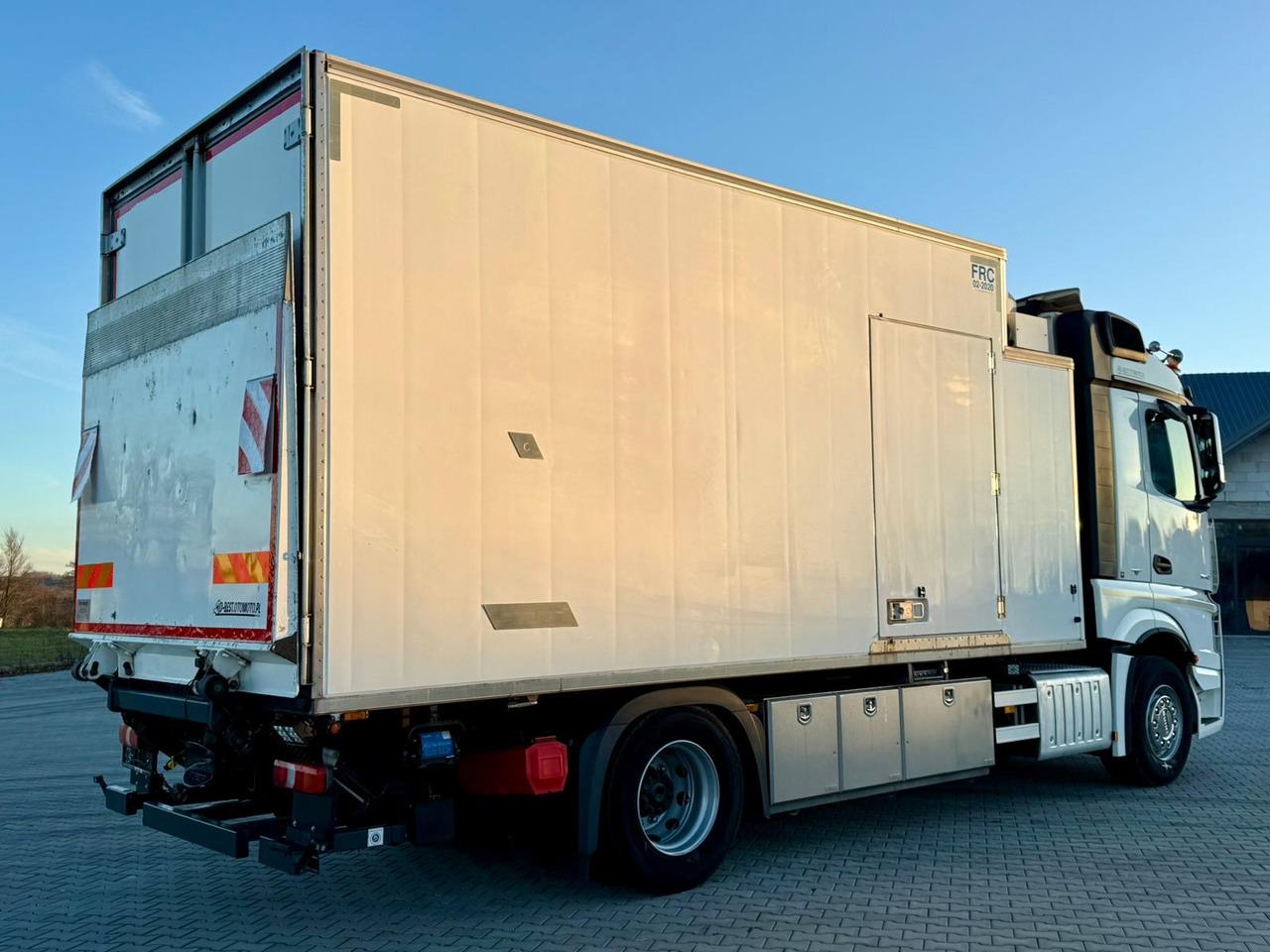 MERCEDES-BENZ ACTROS 1840 / CHŁODNIA / WINDA / 15 EUROPALET / 6.10 M DŁUGOŚCI / DUŻA KABINA / AUTOMAT / SPROWADZONY / SERWISOWANY / EURO 6 - Camion frigorifique: photos 3 MERCEDES-BENZ ACTROS 1840 / CHŁODNIA / WINDA / 15 EUROPALET / 6.10 M DŁUGOŚCI / DUŻA KABINA / AUTOMAT / SPROWADZONY / SERWISOWANY / EURO 6 - Camion frigorifique: photos 3