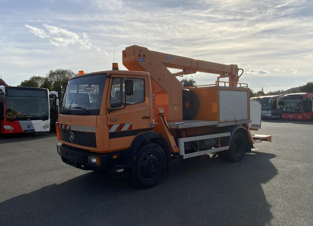 Mercedes-Benz 1117 - Camion avec nacelle: photos 2 Mercedes-Benz 1117 - Camion avec nacelle: photos 2