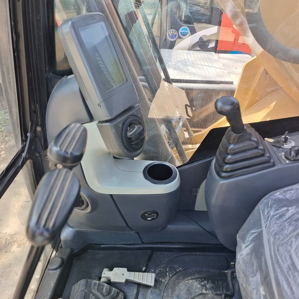 CAT 320D2 - Pelle sur chenille: photos 2 CAT 320D2 - Pelle sur chenille: photos 2