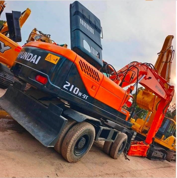 Hyundai 210 W-9 - Pelle sur pneus: photos 3 Hyundai 210 W-9 - Pelle sur pneus: photos 3