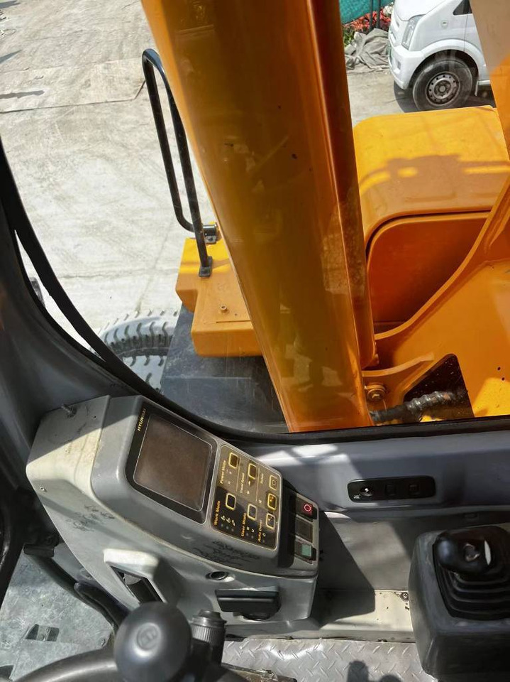 Pelle sur pneus Hyundai 210W-7: photos 16
