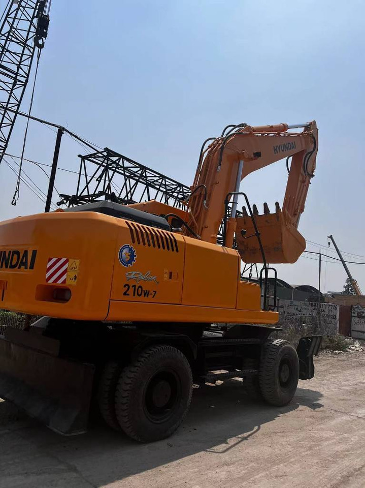 Pelle sur pneus Hyundai 210W-7: photos 12