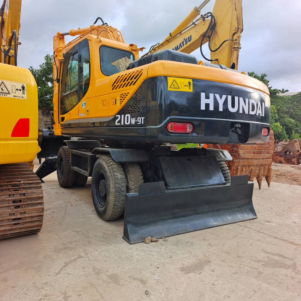 Hyundai 210W-9 - Pelle sur pneus: photos 1 Hyundai 210W-9 - Pelle sur pneus: photos 1