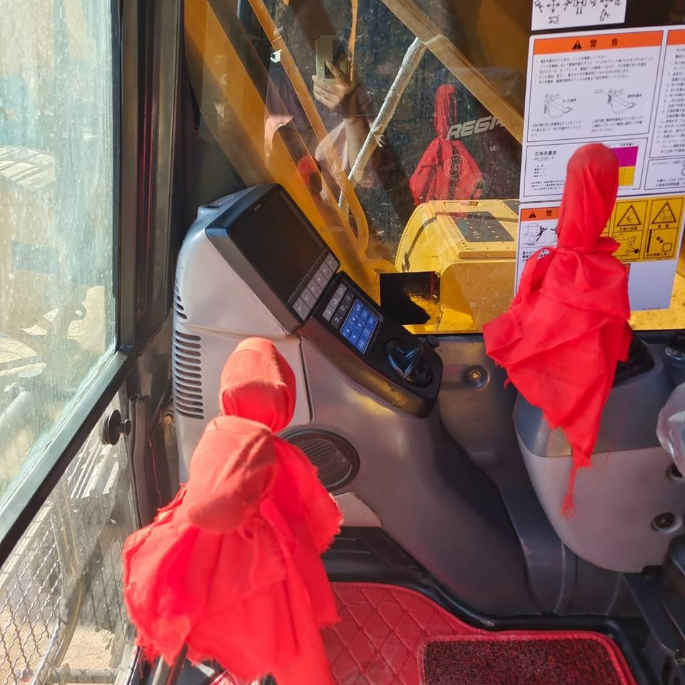 Komatsu PC 200 - Pelle sur chenille: photos 4 Komatsu PC 200 - Pelle sur chenille: photos 4