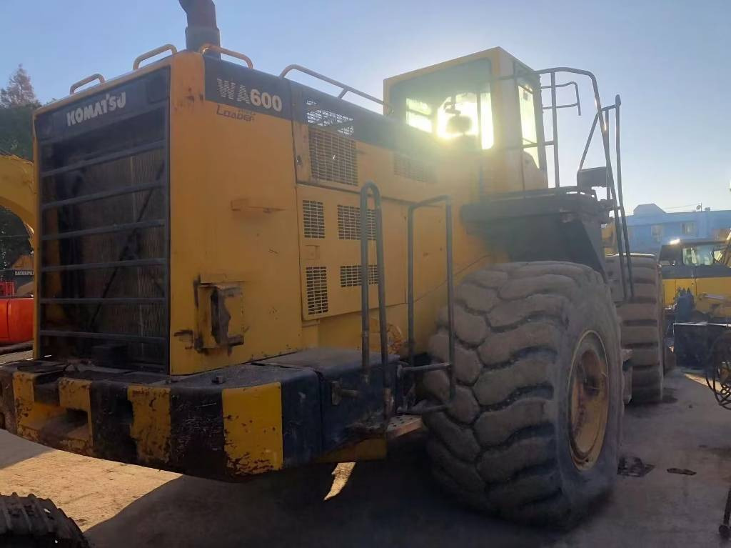 Komatsu WA 600-3 - Chargeuse sur pneus: photos 4 Komatsu WA 600-3 - Chargeuse sur pneus: photos 4