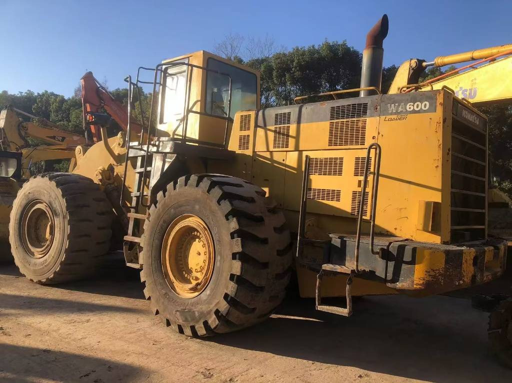 Komatsu WA 600-3 - Chargeuse sur pneus: photos 1 Komatsu WA 600-3 - Chargeuse sur pneus: photos 1