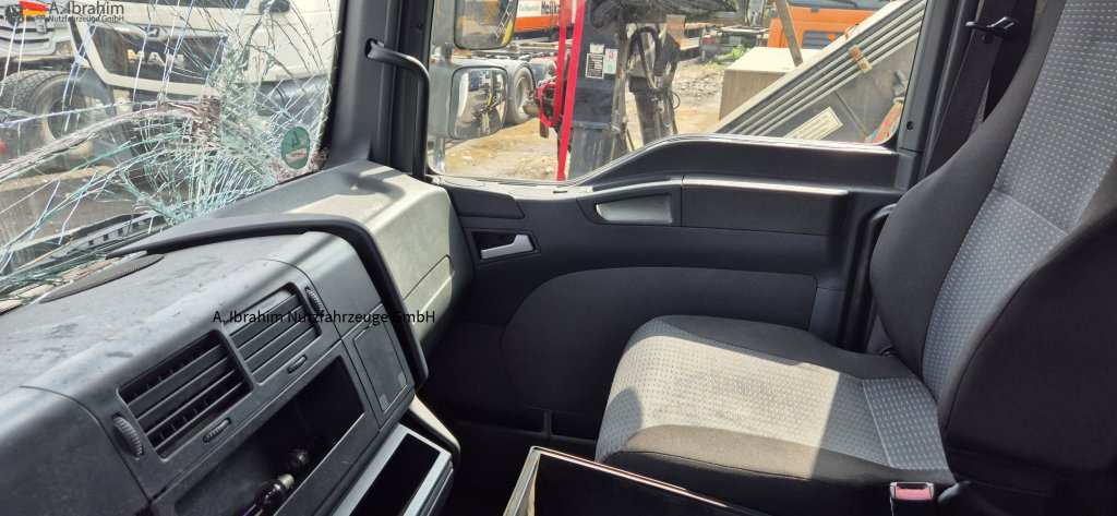 MAN TGL 8.150 4X2 BL Unfallschaden bedingt fahrbereit, Motor ok - Véhicule utilitaire: photos 2 MAN TGL 8.150 4X2 BL Unfallschaden bedingt fahrbereit, Motor ok - Véhicule utilitaire: photos 2