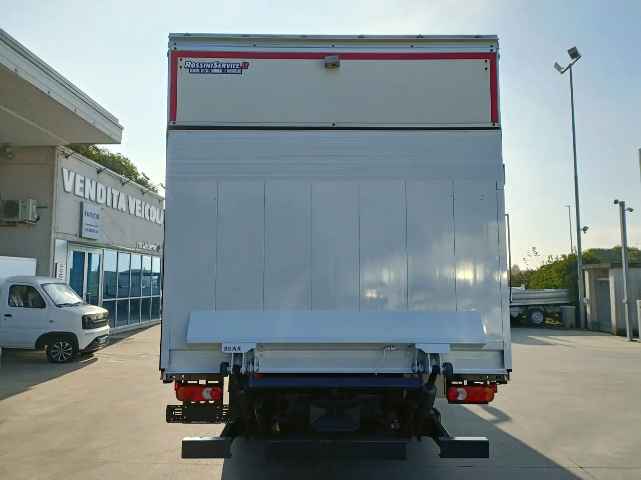 IVECO EUROCARGO 140E28P - Camion à rideaux coulissants: photos 4 IVECO EUROCARGO 140E28P - Camion à rideaux coulissants: photos 4