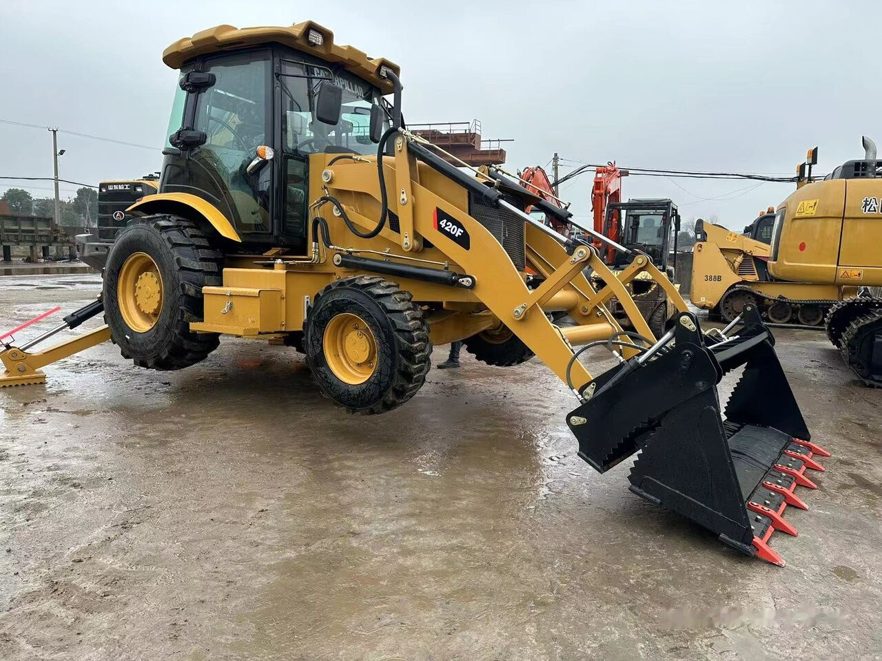 Caterpillar 420F - Tractopelle: photos 1 Caterpillar 420F - Tractopelle: photos 1