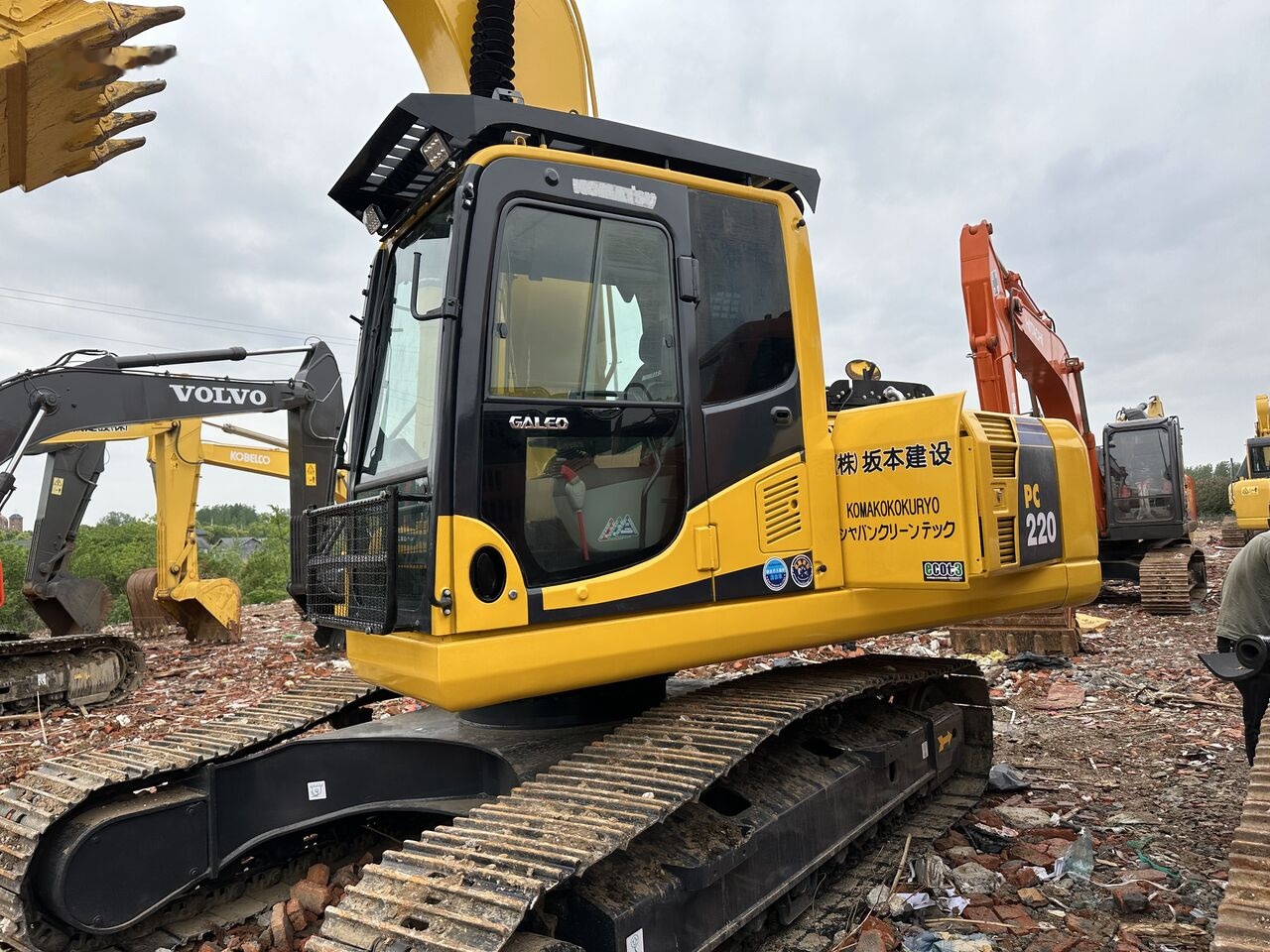 Pelle sur chenille Komatsu PC220-8: photos 8