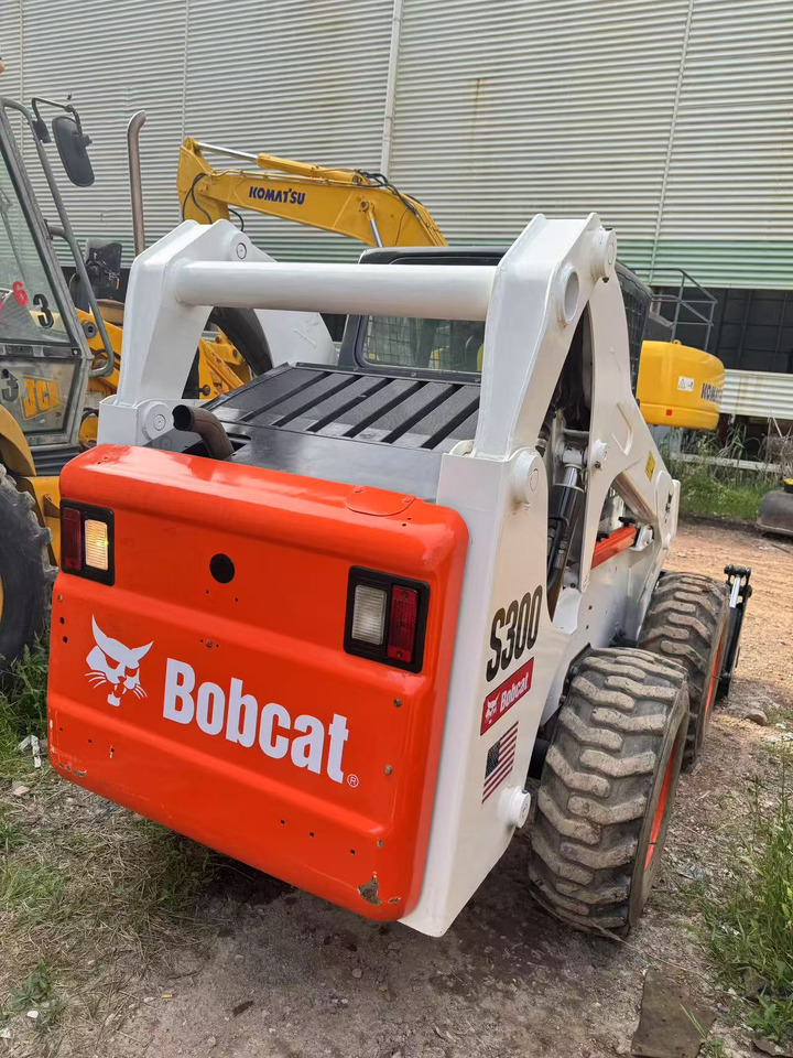 BOBCAT S300 - Mini chargeuse: photos 2 BOBCAT S300 - Mini chargeuse: photos 2