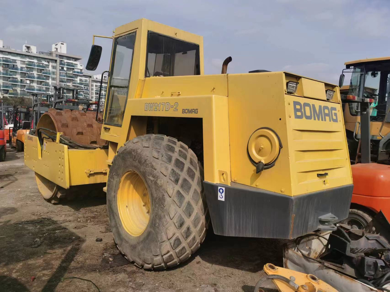 BOMAG BW217D-2 - Compacteur à pieds de mouton/ Monocylindre: photos 2 BOMAG BW217D-2 - Compacteur à pieds de mouton/ Monocylindre: photos 2