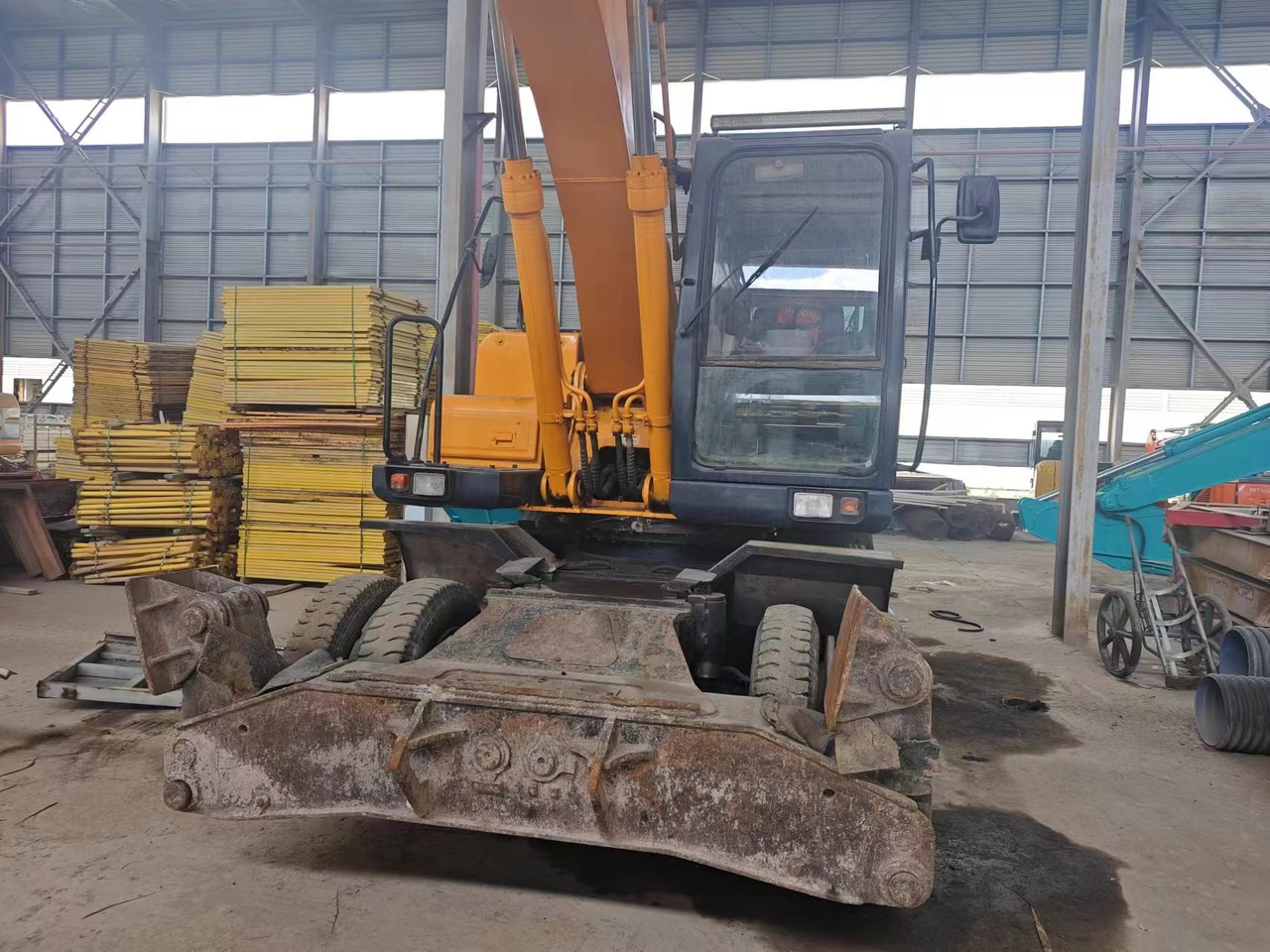 HYUNDAI 210W-7 - Pelle sur pneus: photos 3 HYUNDAI 210W-7 - Pelle sur pneus: photos 3