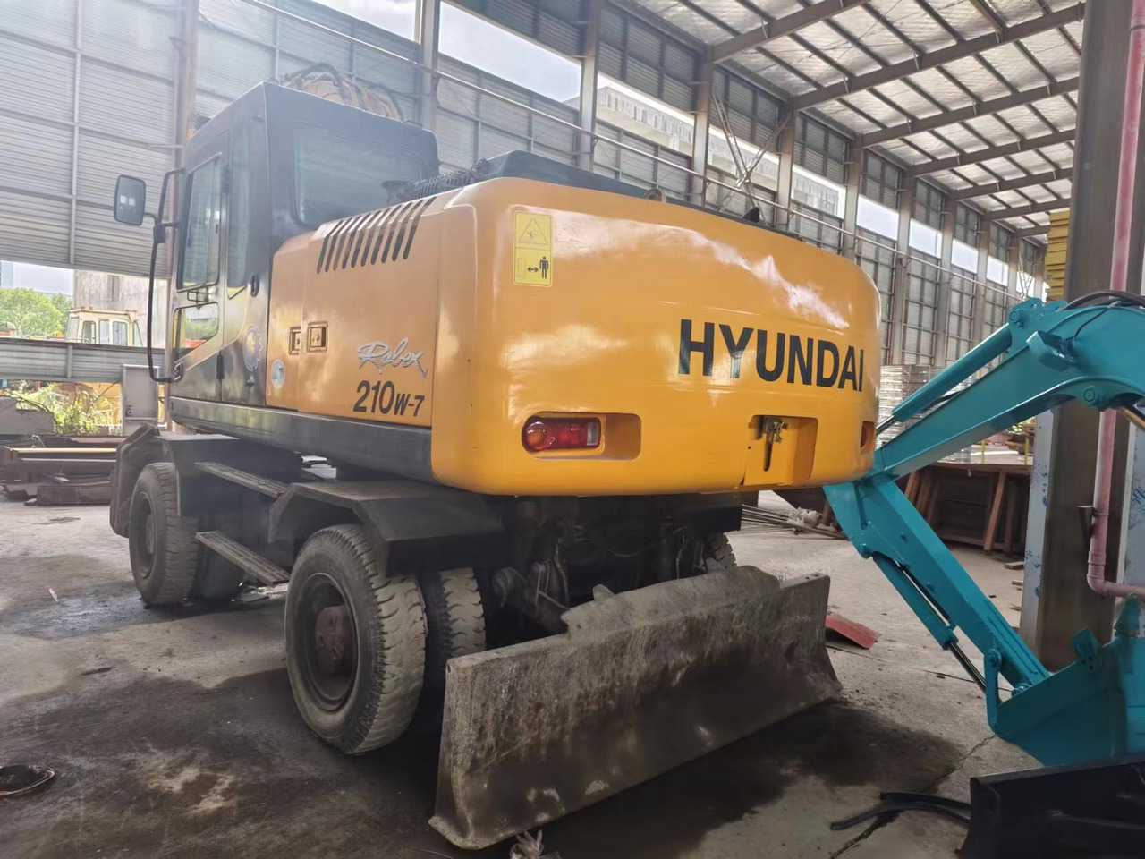HYUNDAI 210W-7 - Pelle sur pneus: photos 4 HYUNDAI 210W-7 - Pelle sur pneus: photos 4