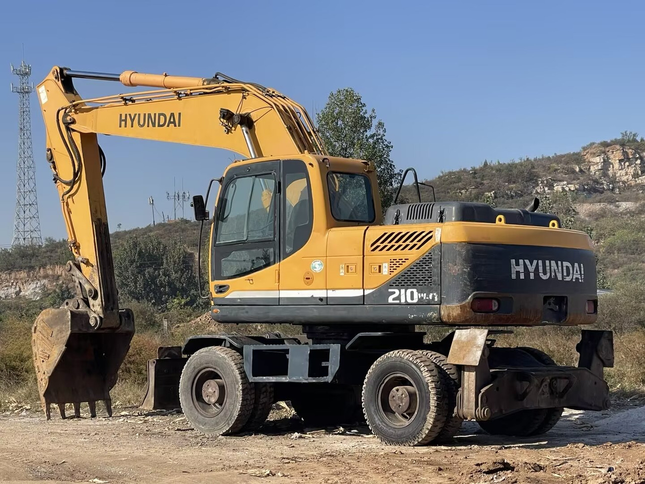 HYUNDAI 210W-9 - Pelle sur pneus: photos 1 HYUNDAI 210W-9 - Pelle sur pneus: photos 1