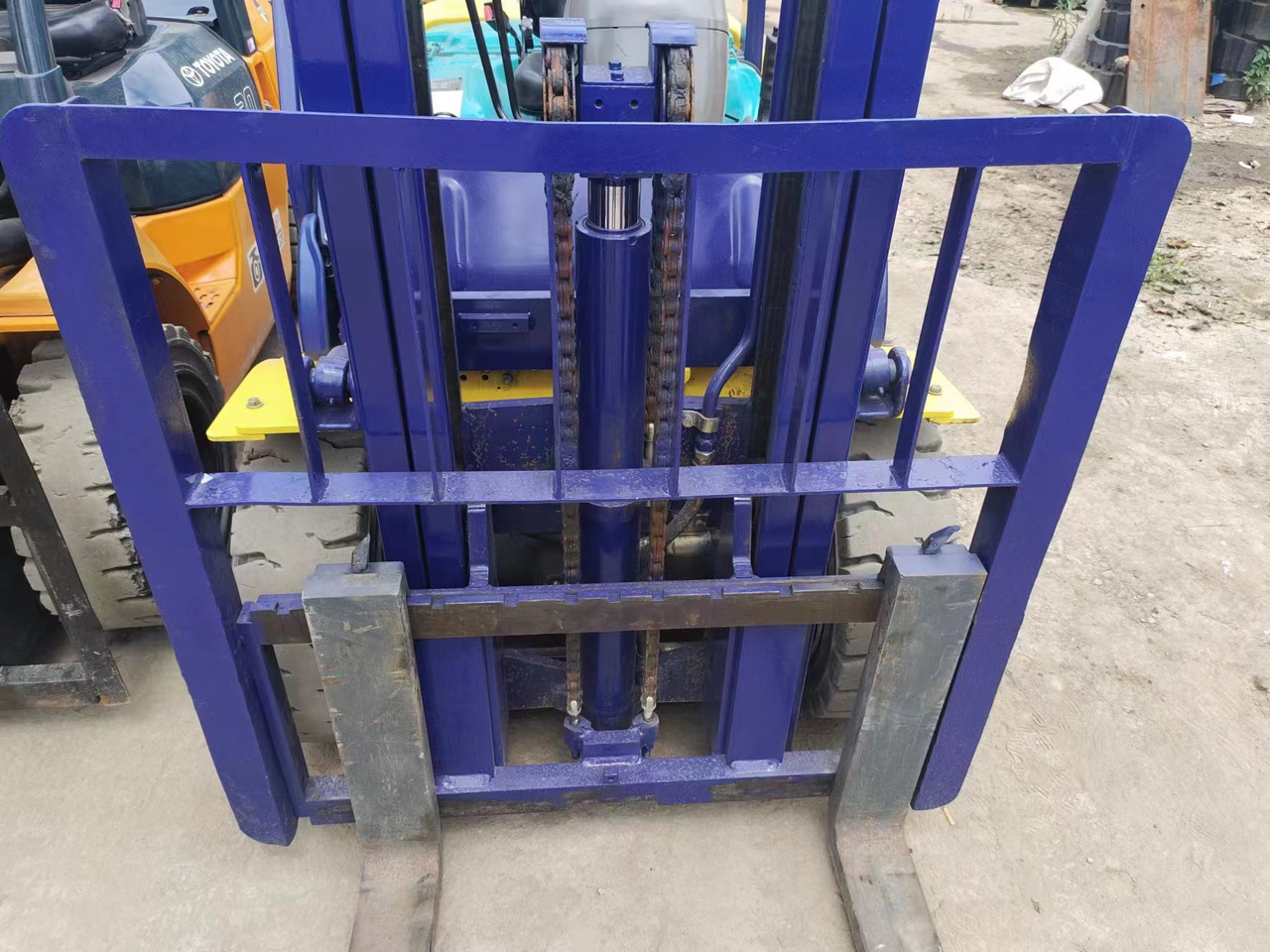 KOMATSU FD30 - Chariot élévateur diesel: photos 3 KOMATSU FD30 - Chariot élévateur diesel: photos 3