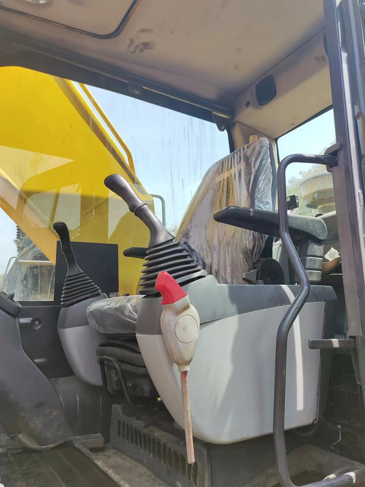 KOMATSU PC220-8 - Pelle sur chenille: photos 3 KOMATSU PC220-8 - Pelle sur chenille: photos 3