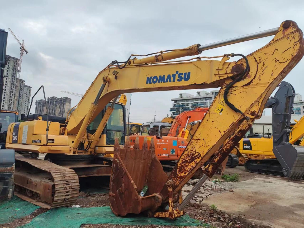 KOMATSU PC300-7 - Pelle sur chenille: photos 1 KOMATSU PC300-7 - Pelle sur chenille: photos 1