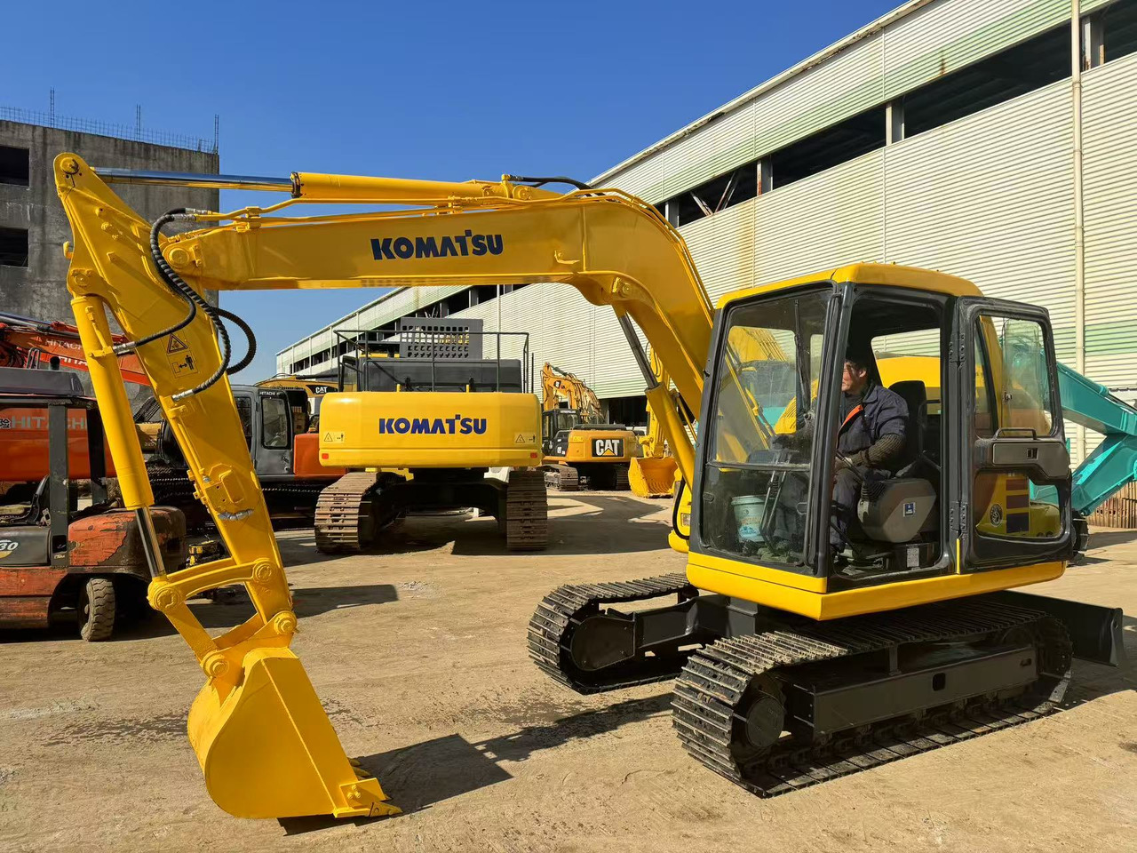 KOMATSU PC60-7 - Pelle sur chenille: photos 1 KOMATSU PC60-7 - Pelle sur chenille: photos 1