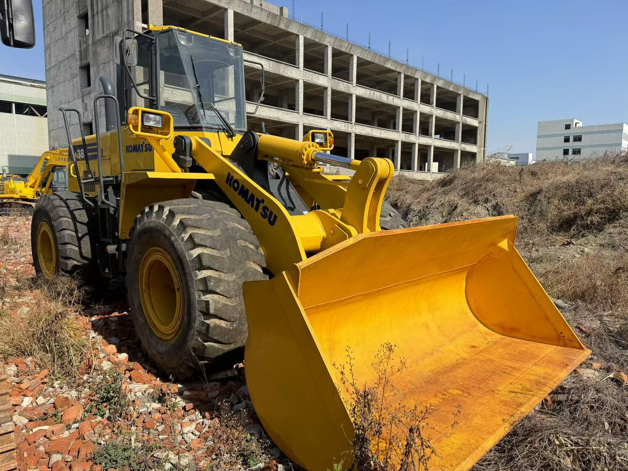KOMATSU WA380 - Chargeuse sur pneus: photos 1 KOMATSU WA380 - Chargeuse sur pneus: photos 1