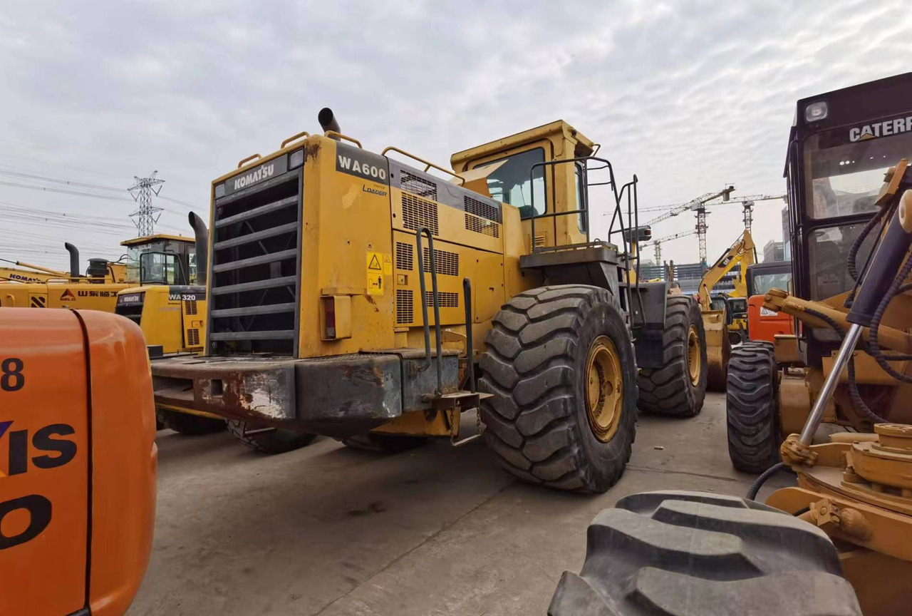 KOMATSU WA600-3 - Chargeuse sur pneus: photos 5 KOMATSU WA600-3 - Chargeuse sur pneus: photos 5