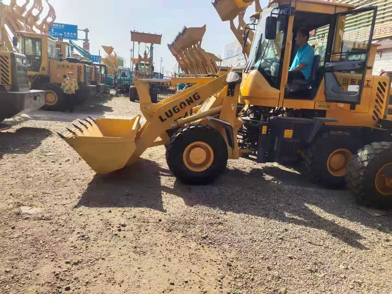 LUGONG L928 - Chargeuse sur pneus: photos 3 LUGONG L928 - Chargeuse sur pneus: photos 3