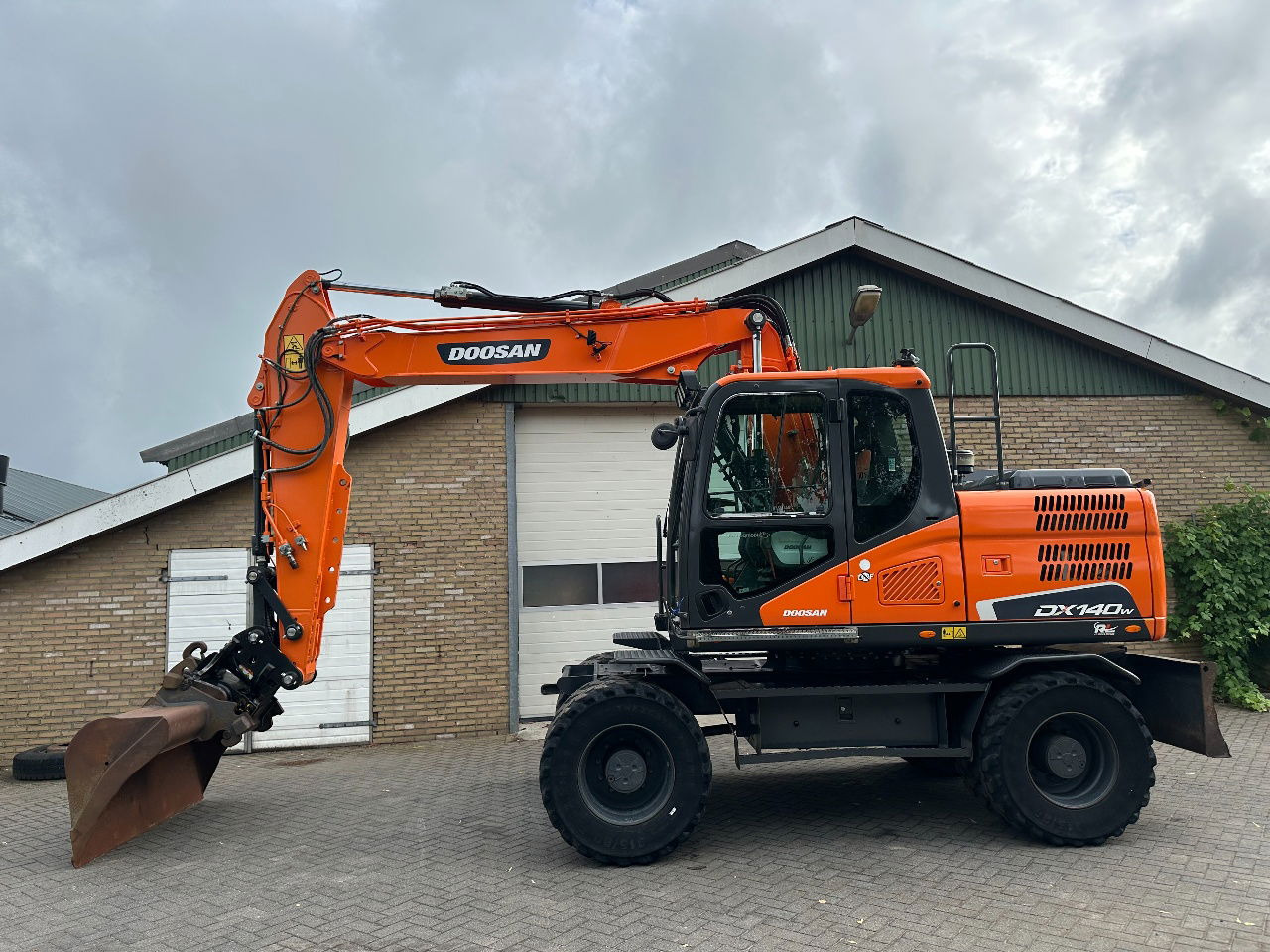 Doosan DX140W-5 - Pelle sur pneus: photos 1 Doosan DX140W-5 - Pelle sur pneus: photos 1
