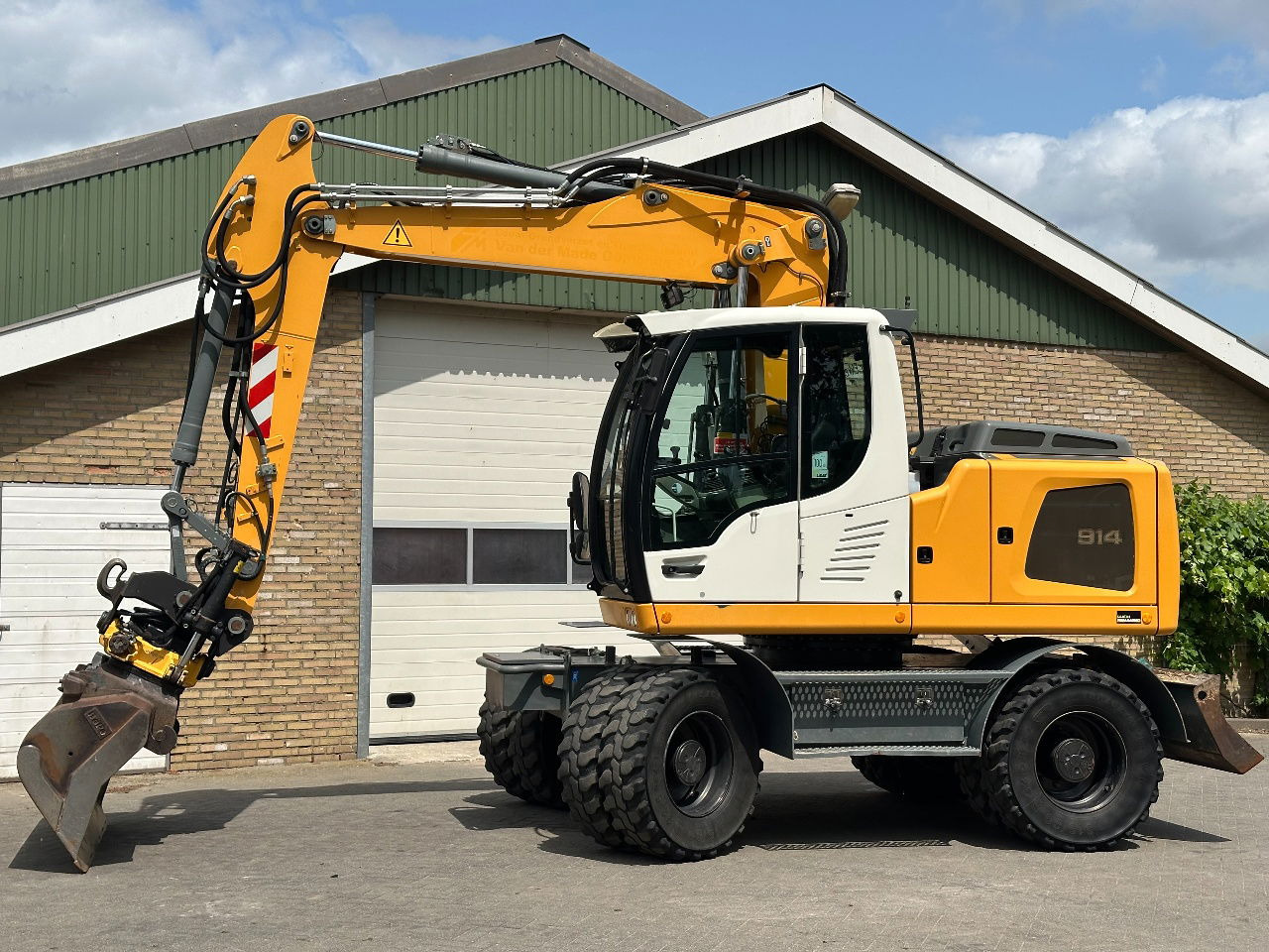 Liebherr A914 - Pelle sur pneus: photos 1 Liebherr A914 - Pelle sur pneus: photos 1