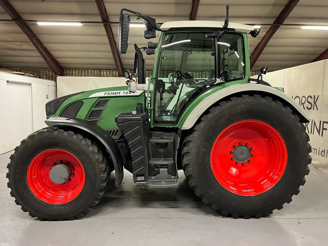 Fendt 724 Vario #TAR INNBYTTE# KAN LEVERES MED ANDRE DEKK# - Tracteur agricole: photos 1 Fendt 724 Vario #TAR INNBYTTE# KAN LEVERES MED ANDRE DEKK# - Tracteur agricole: photos 1
