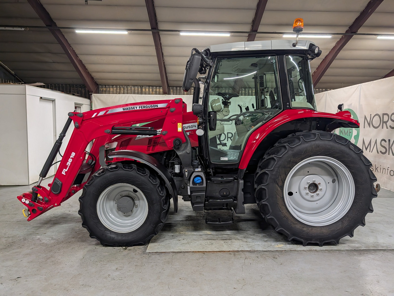 Massey Ferguson 5712S - Tracteur agricole: photos 2 Massey Ferguson 5712S - Tracteur agricole: photos 2